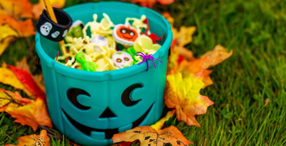 Trick-or-treating with kids who have food allergies? Look for the Teal Pumpkin. - Texas MedClinic Urgent Care